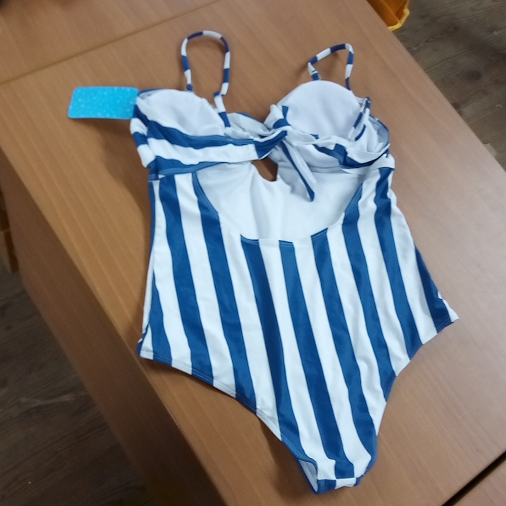 Women's one piece iffei large - Picture 3 of 6